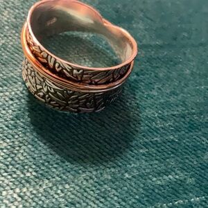 Sterling silver spinner ring with floral detail